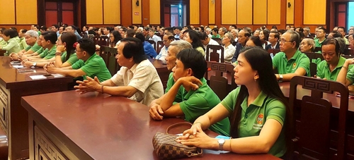 Phó Bí thư Thường trực Tỉnh ủy Phan Ngọc Thọ nói chuyện với cán bộ, hội viên, nông dân