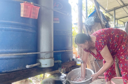 Nhiều hộ dân ở Hương Xuân thiếu nước sạch