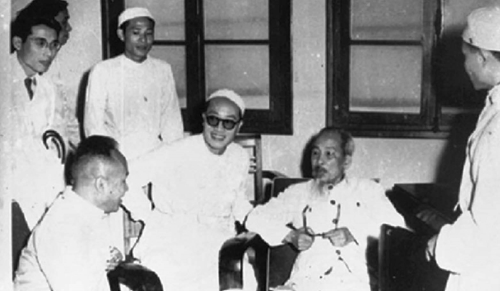 Chủ tịch Hồ Chí Minh với Giáo sư, bác sĩ Tôn Thất Tùng - một người con ưu tú của xứ Huế