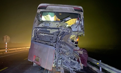 Tai nạn giao thông nghiêm trọng trên cao tốc Cam Lộ - La Sơn làm 2 người tử vong, 4 người bị thương