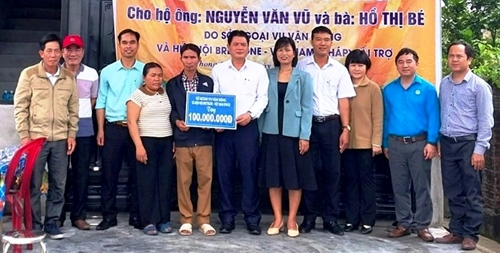 Bàn giao 2 nhà tình thương cho hộ khó khăn ở huyện Phong Điền