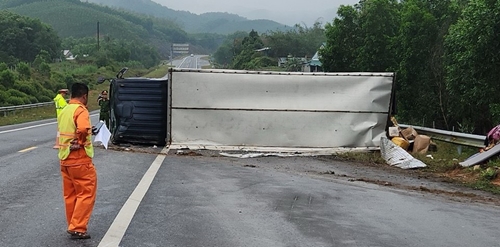 2 vụ tự gây tai nạn lật xe trên cao tốc La Sơn – Túy Loan