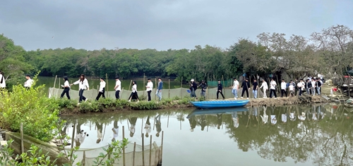 Học sinh Quảng Trị tham gia trải nghiệm thực tế môi trường học tập tại Huế