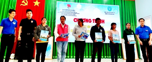 Trao tặng 100 thẻ bảo hiểm y tế cho người dân huyện Nam Đông