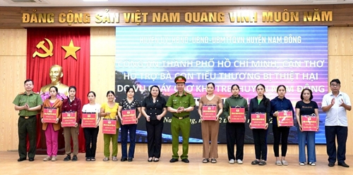 Hỗ trợ 300 triệu đồng các hộ tiểu thương chợ Khe Tre và gia đình Liệt sĩ Trần Duy Hùng