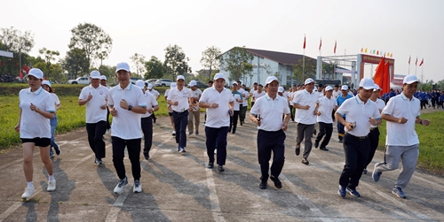Hơn 1 000 người hưởng ứng Ngày chạy Olympic vì sức khỏe toàn dân tại Phong Điền