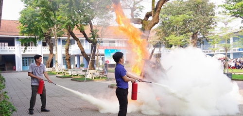 Tuyên truyền, diễn tập phương án phòng cháy, chữa cháy tại Trường THPT Nguyễn Huệ