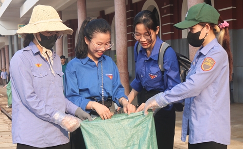 Tuổi trẻ ra quân dọn vệ sinh dọc tuyến đường sắt Huế - Phú Lộc
