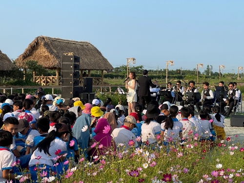 Biểu diễn âm nhạc phục vụ hơn 200 học sinh Hương Xuân