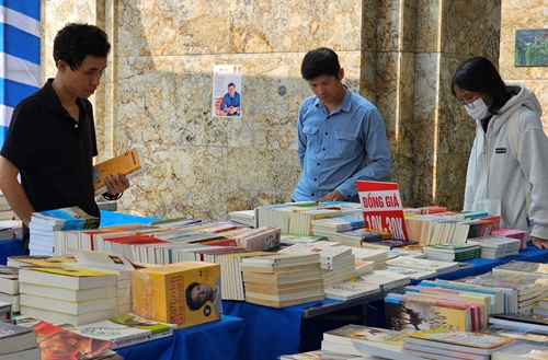 Hàng ngàn sách giảm giá tại Hội sách Alpha Books Huế 2024