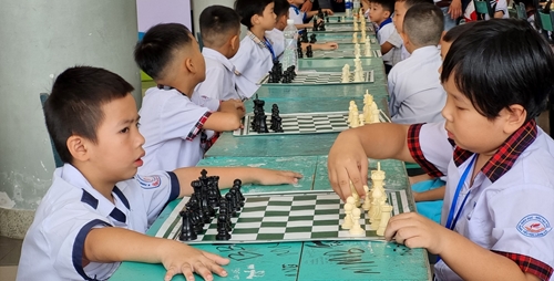 Gần 200 học sinh, giáo viên thi đấu cờ vua, cờ tướng tranh cúp Hương Giang