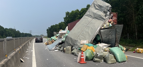 Tai nạn trên cao tốc Cam Lộ - La Sơn giữa 2 xe ô tô, 1 người bị thương