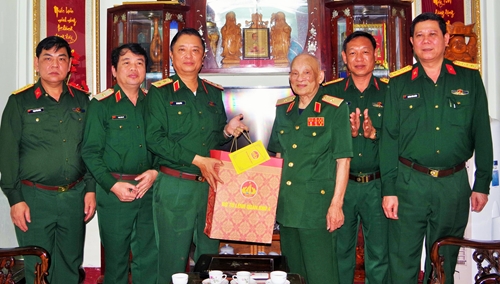 Trung tướng Hà Thọ Bình thăm, tặng quà Thiếu tướng Nguyễn Văn Thu