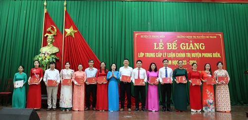 Bế giảng lớp trung cấp Lý luận chính trị tại huyện Phong Điền