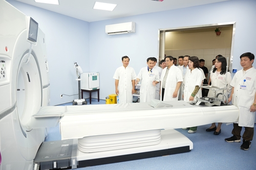 Thủ tướng làm việc với Bệnh viện Trung ương Huế, khảo sát dự án đường Nguyễn Hoàng và cầu vượt sông Hương