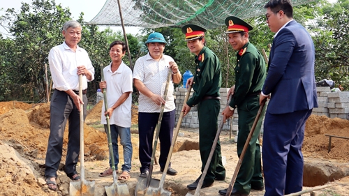 Khởi công xây dựng nhà đại đoàn kết ở xã Phong Sơn