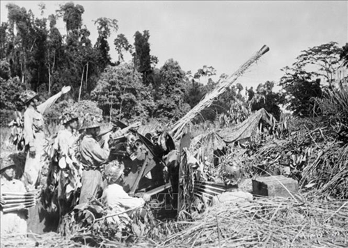Ngày 12 4 1954 Chiếc máy bay thứ 50 của địch bị bắn rơi tại Điện Biên Phủ