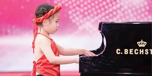 Thí sinh 5 tuổi đoạt huy chương vàng cuộc thi piano toàn quốc