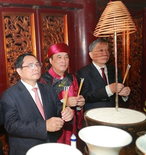 Thủ tướng Chính phủ Phạm Minh Chính dâng hương tưởng niệm các Vua Hùng