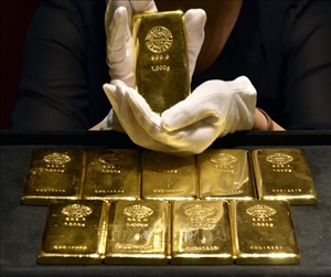 Bất chấp sức ép từ đồng USD, giá vàng vẫn duy trì gần mức cao kỷ lục