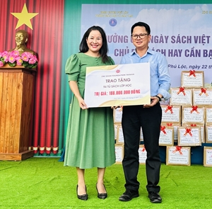 Trao tặng 94 tủ sách lớp học tại huyện Phú Lộc