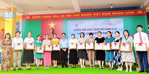 Trao tặng 94 tủ sách lớp học tại huyện Phú Lộc