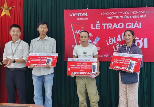 Viettel Thừa Thiên Huế trao thưởng chương trình “Lên 4G - Lên đời”