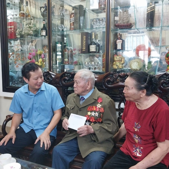 Bí thư Tỉnh ủy Lê Trường Lưu thăm, tặng quà, tri ân các cựu chiến binh Điện Biên Phủ