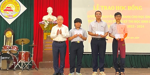 Trao 74 suất học bổng khuyến tài Nguyễn Chí Thanh cho học sinh đoạt giải quốc gia