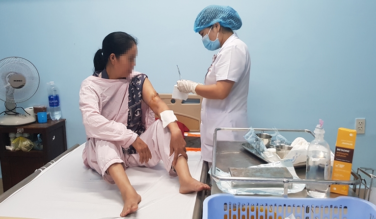 Bị chó dữ tấn công, một phụ nữ Quảng Bình phải chuyển viện cấp cứu trong đêm