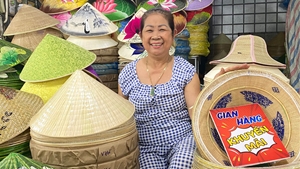 Chợ Đông Ba giảm giá thu hút khách du lịch