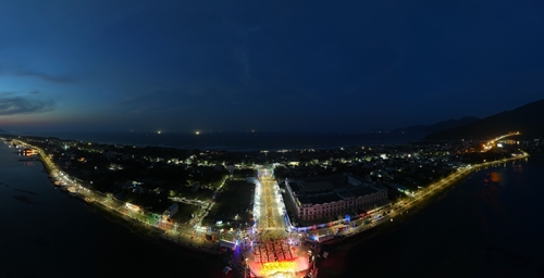 Hơn 45 000 lượt khách về vịnh đẹp Lăng Cô dịp lễ kỷ niệm