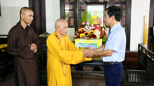 Chủ tịch UBND tỉnh thăm các cơ sở Phật giáo nhân dịp Đại Lễ Phật đản