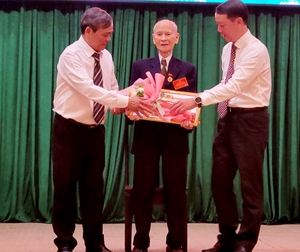 Thành uỷ Huế trao Huy hiệu Đảng cho 221 đảng viên