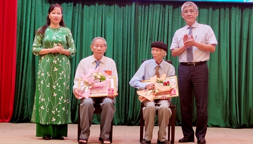 Thành uỷ Huế trao Huy hiệu Đảng cho 221 đảng viên