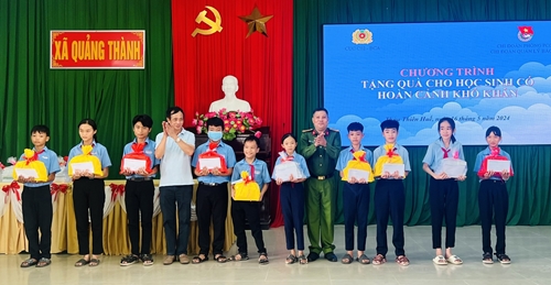 Trao tặng 30 suất quà động viên các em học sinh khó khăn tại huyện Quảng Điền