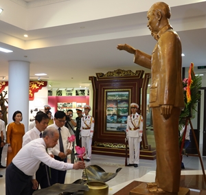 Lãnh đạo tỉnh dâng hoa kỷ niệm 134 năm Ngày sinh Chủ tịch Hồ Chí Minh
