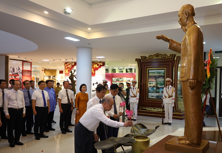 Lãnh đạo tỉnh dâng hoa kỷ niệm 134 năm Ngày sinh Chủ tịch Hồ Chí Minh