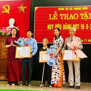 Phong Điền có 18 đảng viên được trao tặng huy hiệu Đảng đợt 19 5