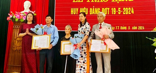Phong Điền có 18 đảng viên được trao tặng huy hiệu Đảng đợt 19 5