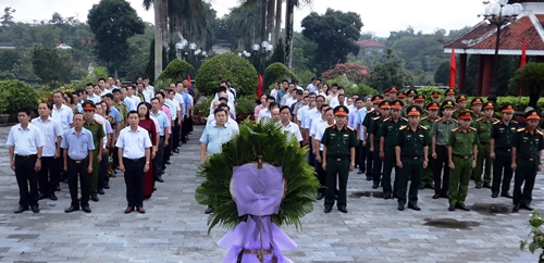 Dâng hương tưởng nhớ Chủ tịch Hồ Chí Minh và các anh hùng liệt sĩ