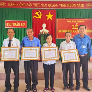 Quảng Điền trao tặng huy hiệu Đảng đợt 19 5 cho 31 đảng viên