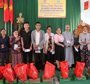 Tặng quà cho 160 hộ nghèo ở Hương Trà