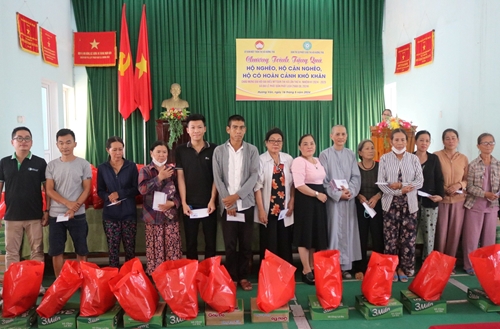 Tặng quà cho 160 hộ nghèo ở Hương Trà