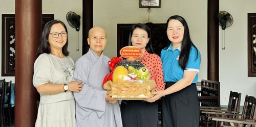 Thăm, tặng quà nhân dịp đại lễ Phật đản