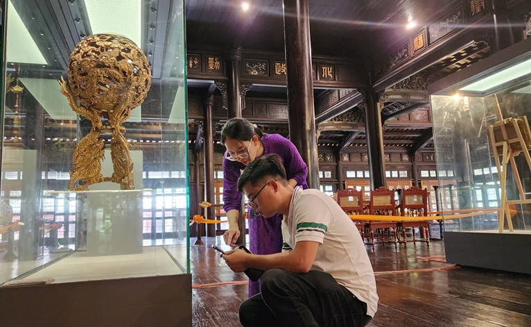 Nghiên cứu và giáo dục di sản tại Bảo tàng Cổ vật Cung đình Huế