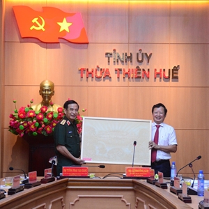 Bộ trưởng Bộ Quốc phòng - Đại tướng Phan Văn Giang làm việc với Tỉnh ủy