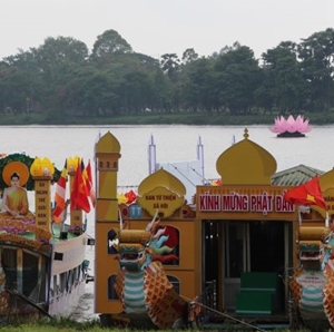 Diễn hành thuyền hoa mừng đại lễ Phật đản