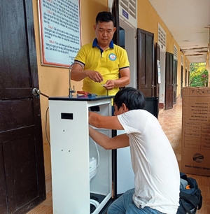 Trao tặng 17 máy lọc nước cho các trường học ở huyện Phong Điền