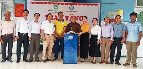 Trao tặng 17 máy lọc nước cho các trường học ở huyện Phong Điền